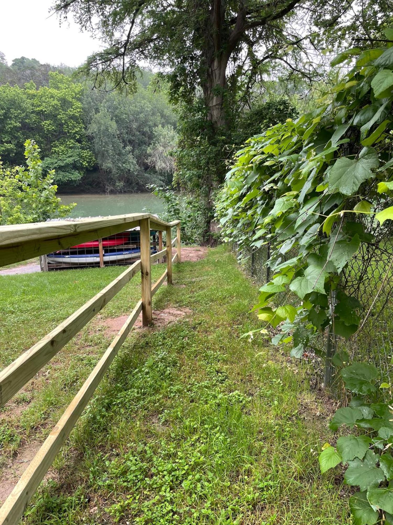 Rv Located On Private Property, Providing Access To The Guadalupe River, Accommodates Up To 5 Guests Нью-Браунфелс Екстер'єр фото
