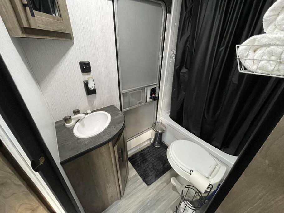 Rv Located On Private Property, Providing Access To The Guadalupe River, Accommodates Up To 5 Guests Нью-Браунфелс Екстер'єр фото