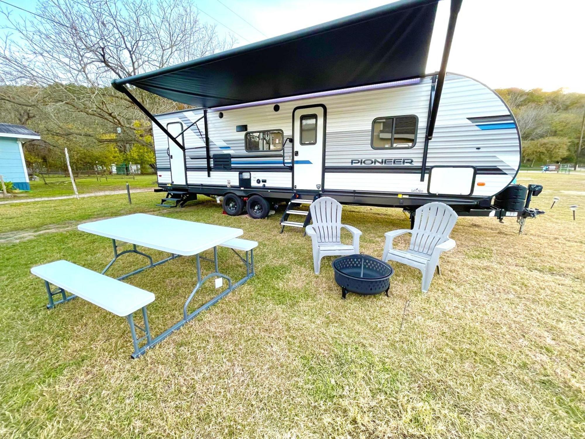 Rv Located On Private Property, Providing Access To The Guadalupe River, Accommodates Up To 5 Guests Нью-Браунфелс Екстер'єр фото